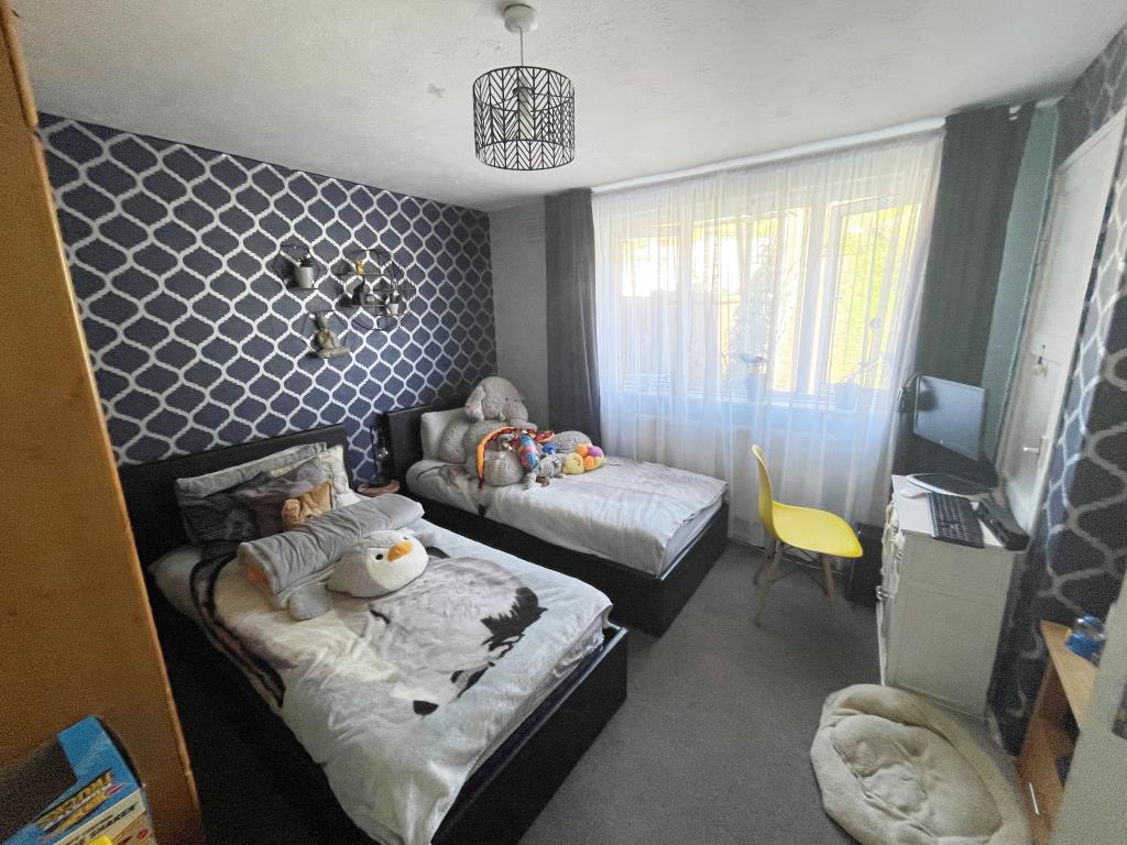 Lot: 146 - TWO-BEDROOM GROUND FLOOR FLAT FOR INVESTMENT - Bedroom with window looking out to garden